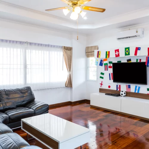 habitacion-moderna-con-tv-y-banderas-para-el-campeonato-de-futbol-2014