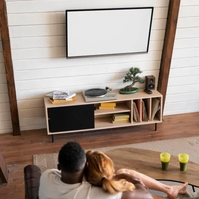 pareja-viendo-servicio-de-streaming-juntos-en-la-sala-de-estar