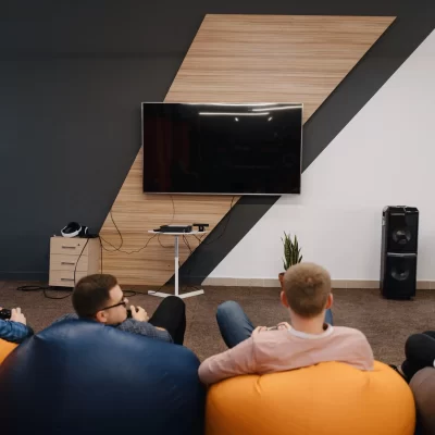 un-equipo-de-ti-juega-videojuegos-en-la-consola-mientras-te-relajas-despues-del-trabajo (1)